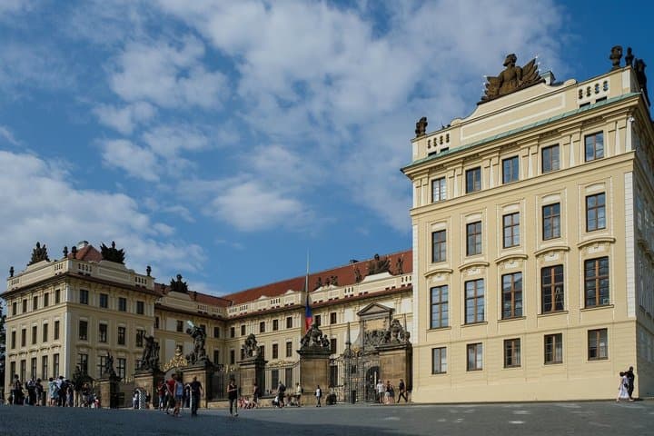 DeLuxe Tour:Prague Castle, Strahov Library, Treats, Tram & Cruise