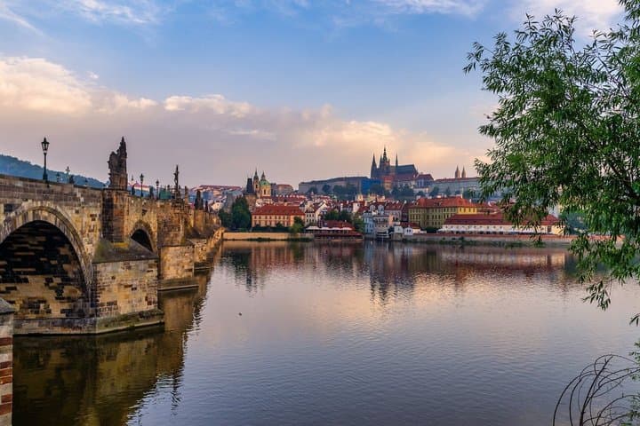 DeLuxe Tour:Prague Castle, Strahov Library, Treats, Tram & Cruise