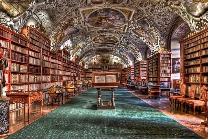 DeLuxe Tour:Prague Castle, Strahov Library, Treats, Tram & Cruise