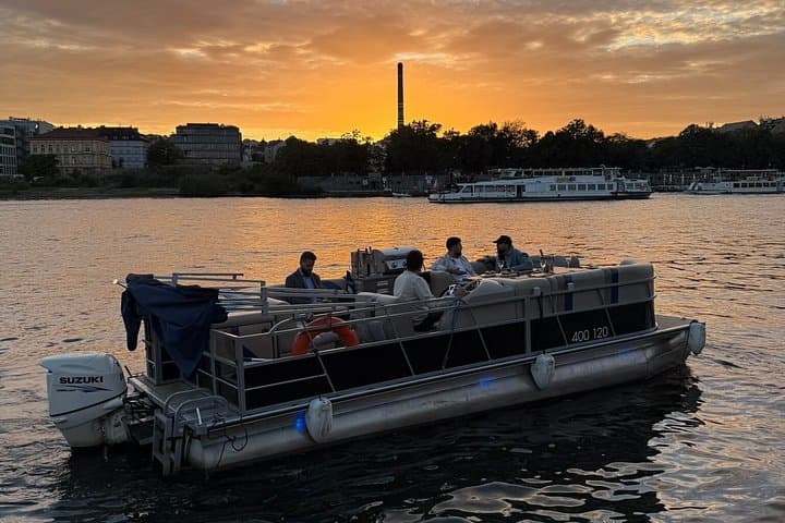 Private Cruise with Unlimited Beer / Prosecco in Prague