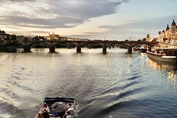 Private Cruise with Unlimited Beer / Prosecco in Prague