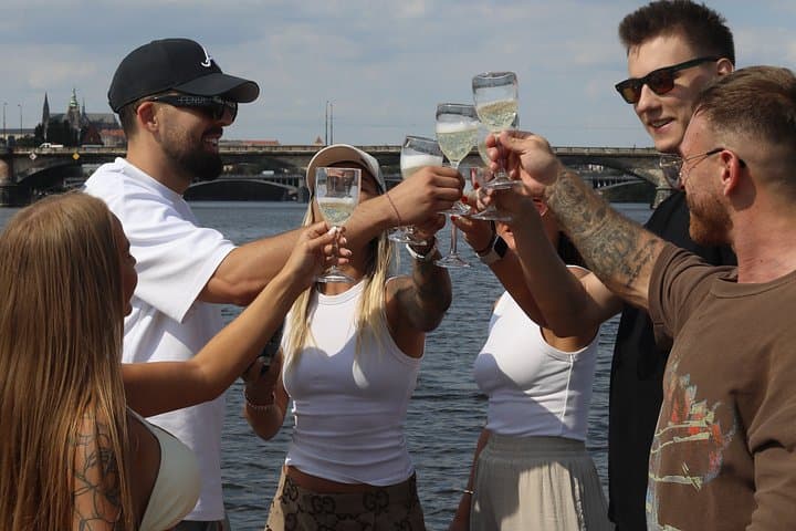 Private Cruise with Unlimited Beer / Prosecco in Prague