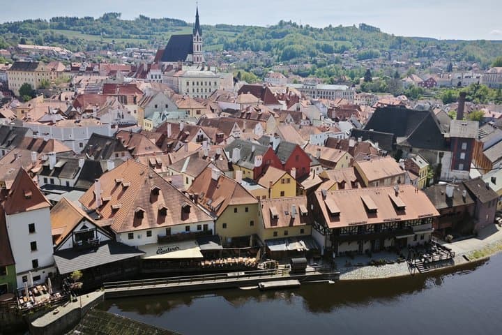 Private Prague ↔ Vienna Driver-Guide via Krumlov & Wachau