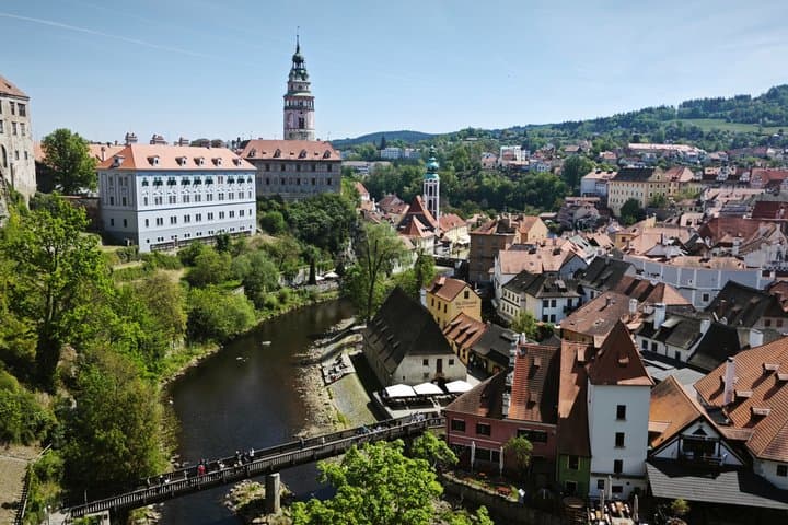 Private Prague ↔ Vienna Driver-Guide via Krumlov & Wachau