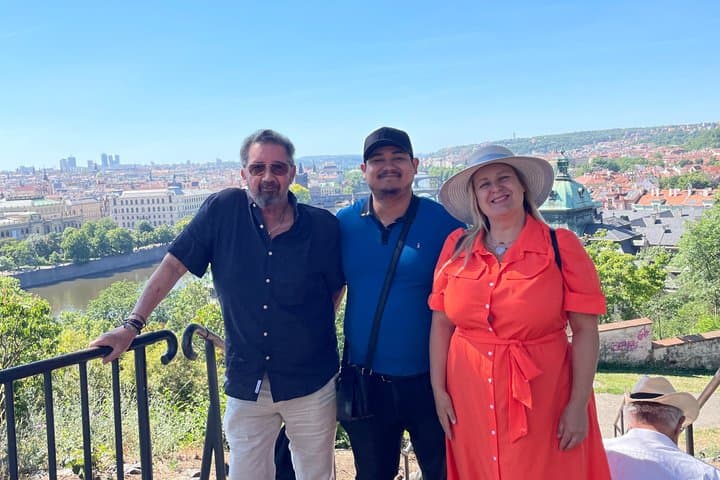 DeLuxe Tour:Prague Castle, Strahov Library, Treats, Tram & Cruise