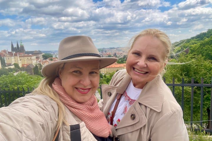 DeLuxe Tour:Prague Castle, Strahov Library, Treats, Tram & Cruise