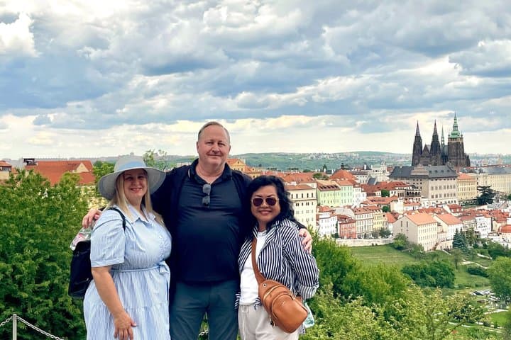 DeLuxe Tour:Prague Castle, Strahov Library, Treats, Tram & Cruise