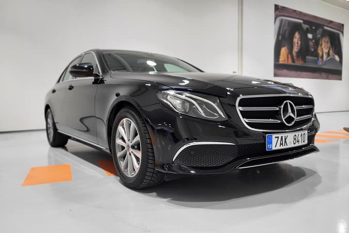 Private ARRIVAL Transfer by LIMOUSINE 3+1pax