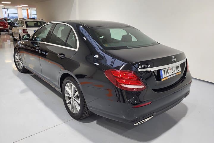 Private ROUND-TRIP (FROM and TO the AIRPORT) by LIMOUSINE 3+1pax