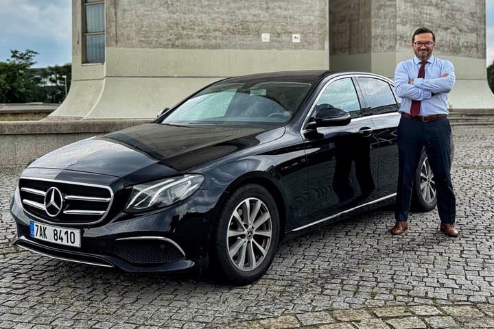 From Prague to Budapest - Private Transfer by LIMOUSINE 3+1pax