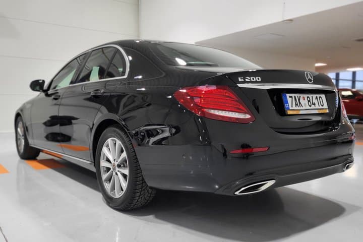 From Prague to Budapest - Private Transfer by LIMOUSINE 3+1pax