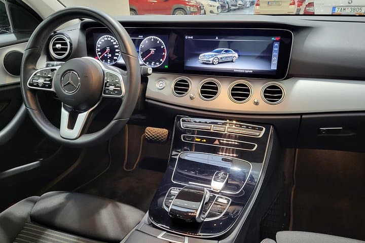 Prague to Vienna - Private Transfer by LIMOUSINE 3+1pax
