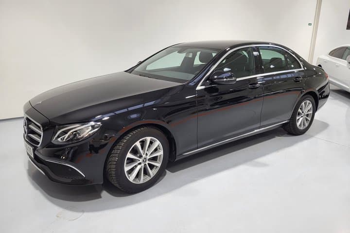 Private ROUND-TRIP (FROM and TO the AIRPORT) by LIMOUSINE 3+1pax