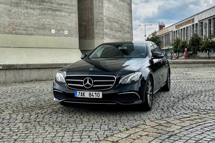 Private ROUND-TRIP (FROM and TO the AIRPORT) by LIMOUSINE 3+1pax