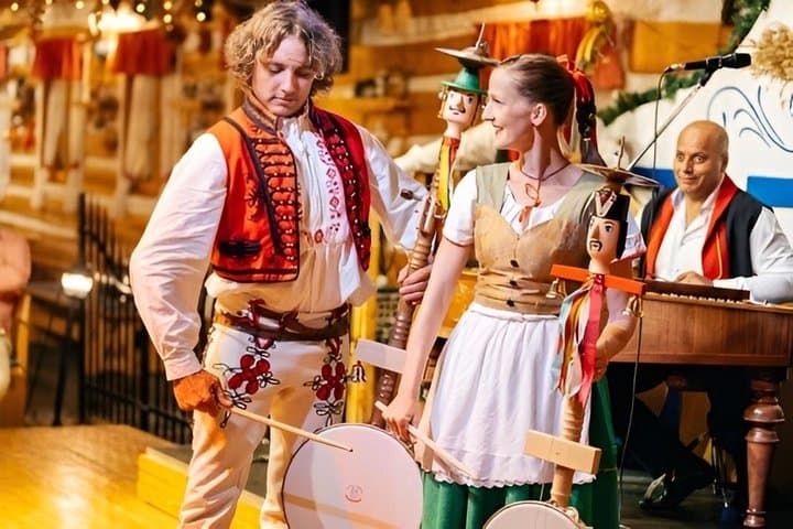 Prague: Folkloric Dinner with Transfer
