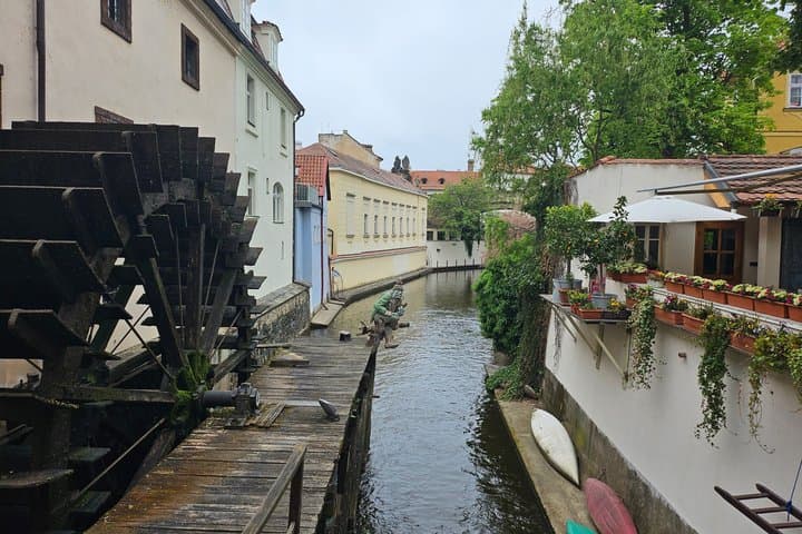 Prague Castle Private Tour: St. Vitus, Golden Lane & Royal Palace