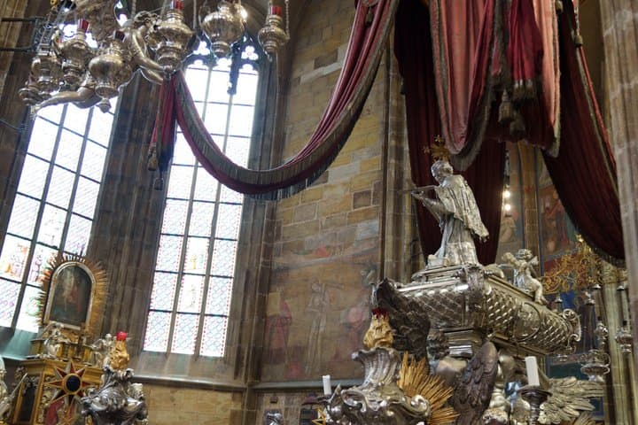 Prague Castle tour in a small group in Russian