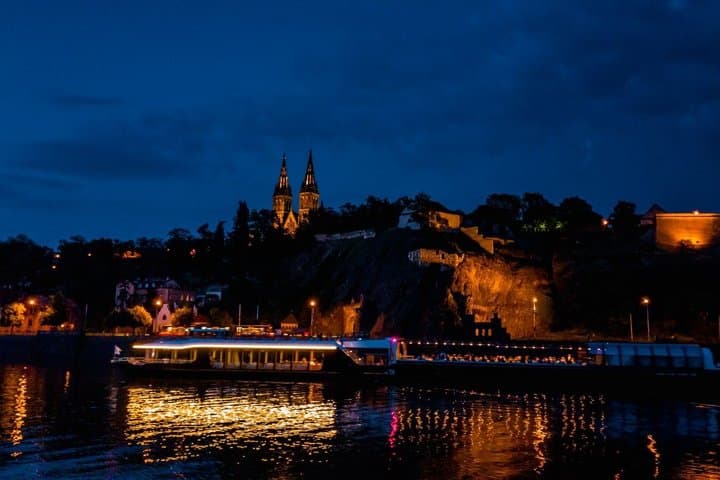 Prague Crystal Dinner: 3-Hour Panoramic Glass Boat Cruise