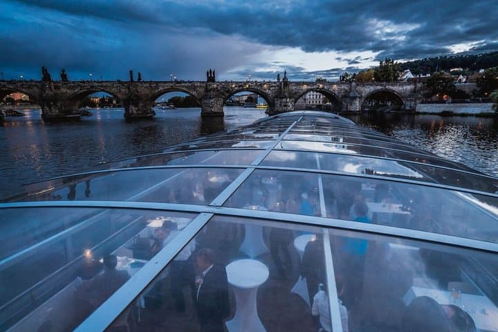 Prague Crystal Dinner: 3-Hour Panoramic Glass Boat Cruise