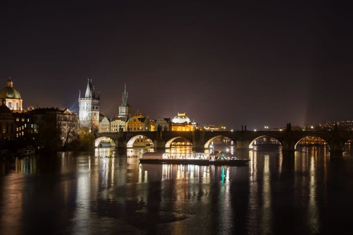 Prague Crystal Dinner: 3-Hour Panoramic Glass Boat Cruise