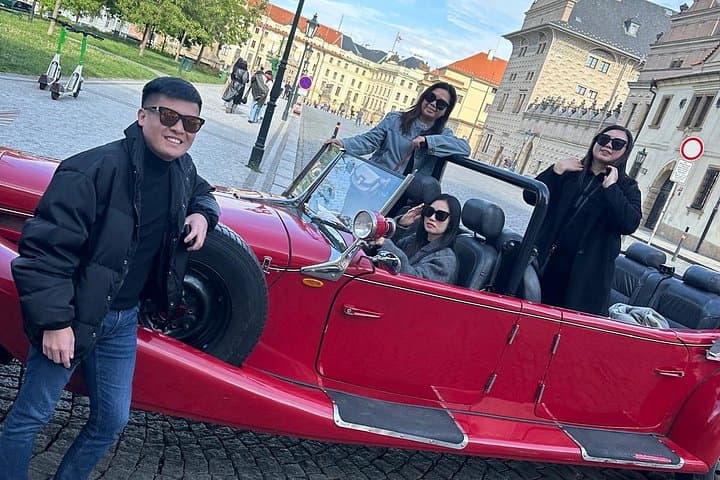 Prague 1 hour Vintage Sightseeing Tour per Group Pricing
