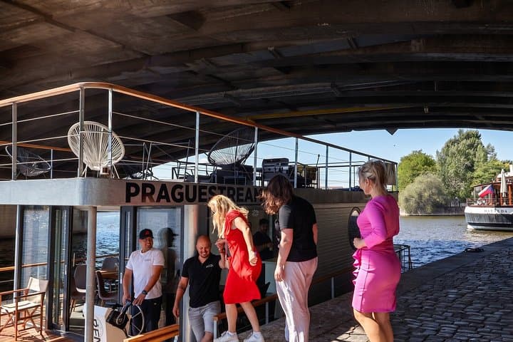 Prague:1h Private Prosecco Boat Cruise & Audio Guide