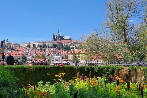 Complete Prague Tour in Spanish with Food and Boat