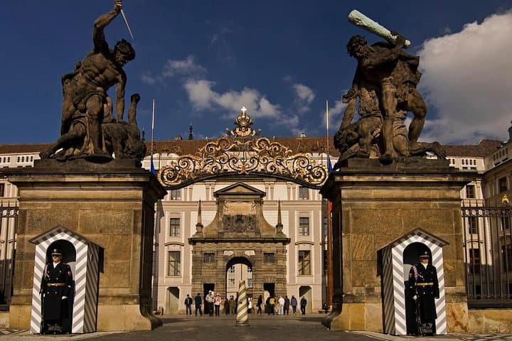 Prague Castle And Castle Grounds Walking Tour in french