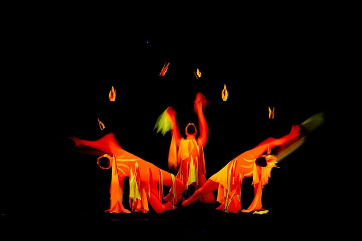 Skip the Line: WOW Show Black Light Theater in Prague Ticket