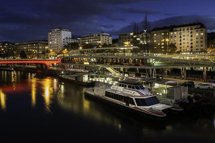 Private Transfer from Prague to Vienna with 2h for Sightseeing