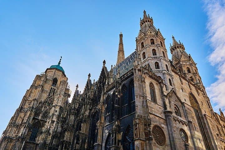 Private Transfer from Prague to Vienna with 2h for Sightseeing