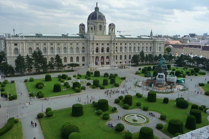 Private Transfer from Prague to Vienna with 2h for Sightseeing