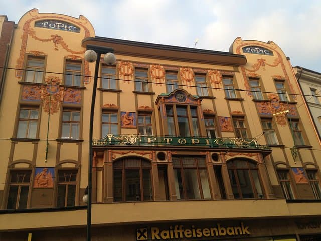 Topic is a famous painter’s salon. Exhibitions and discussions have been held here since the turn of 20th century. It is located on the National Avenue.