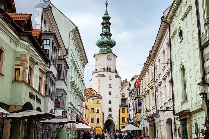 Direct one way transfer from Český Krumlov to Bratislava