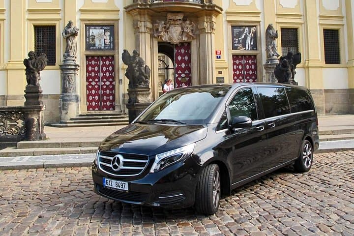Private city transfer in Prague: Hotel - Restaurant or Theatre - Hotel
