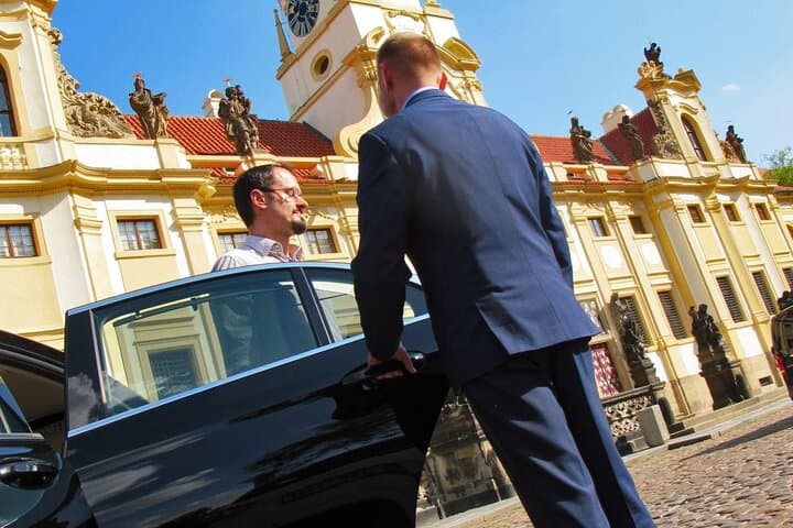 Private city transfer in Prague: Hotel - Restaurant or Theatre - Hotel