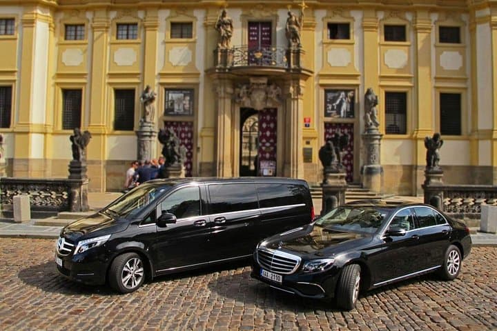 Private city transfer in Prague: Hotel - Restaurant or Theatre - Hotel