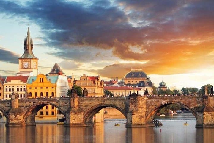 Arrival Private Transfer from Prague Airport PRG to Prague City in Car/Van