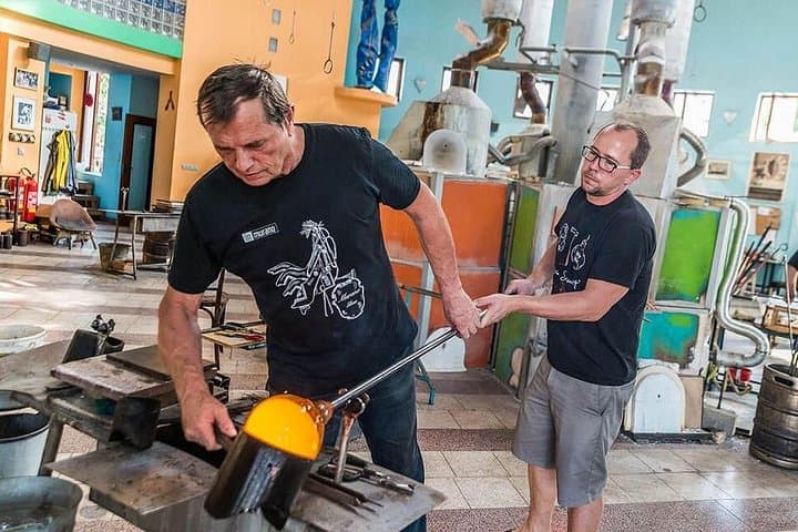 The pinnacle of Czech glass: Petr Novotný and his son Ondřej Novotný. Through collaborations with leading designers and glass artists—D. Chihuly, R. Stern, D. Marioni—they have proven their mastery.