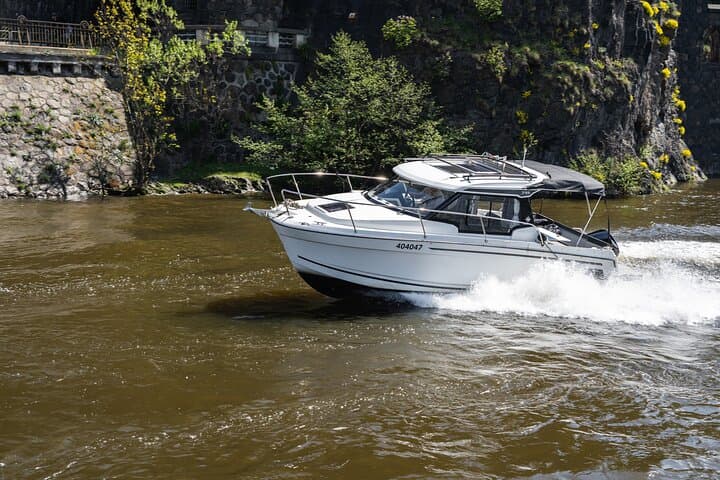 VIP Prague YachtBoat SPEED Experience: All-You-Can-Drink