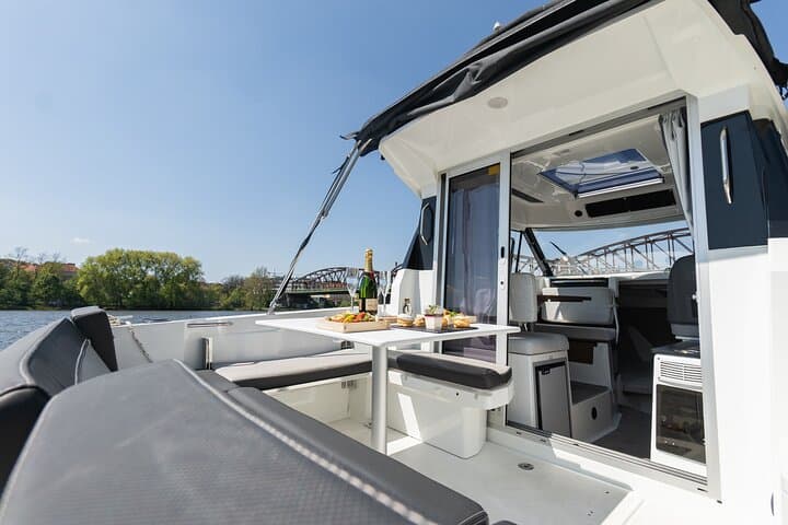 VIP Prague YachtBoat SPEED Experience: All-You-Can-Drink