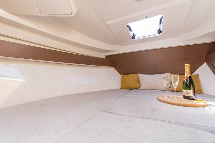 VIP Prague YachtBoat SPEED Experience: All-You-Can-Drink