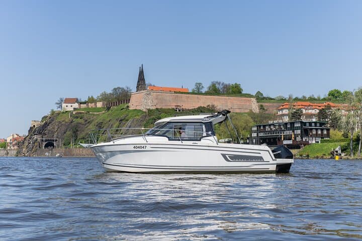 VIP Prague YachtBoat SPEED Experience: All-You-Can-Drink
