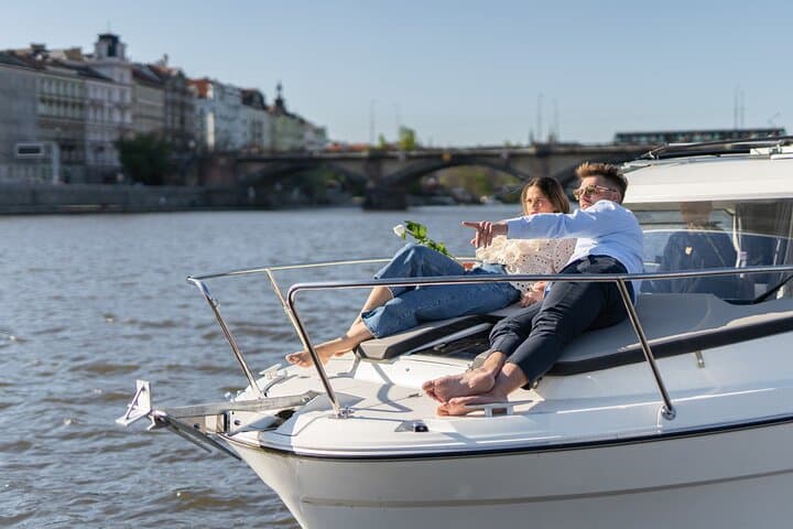 VIP Prague YachtBoat SPEED Experience: All-You-Can-Drink