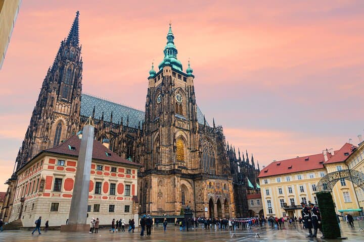 Private Historical Walking Tour in Prague Castle and Old Town