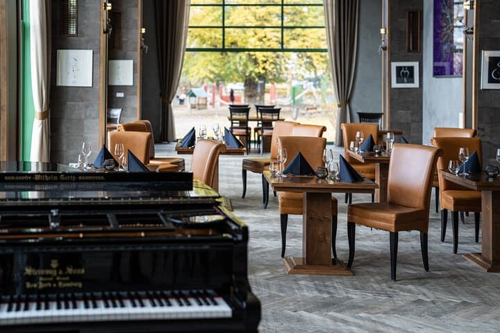 Sinatra Tribute Show and Dinner Experience in Manes