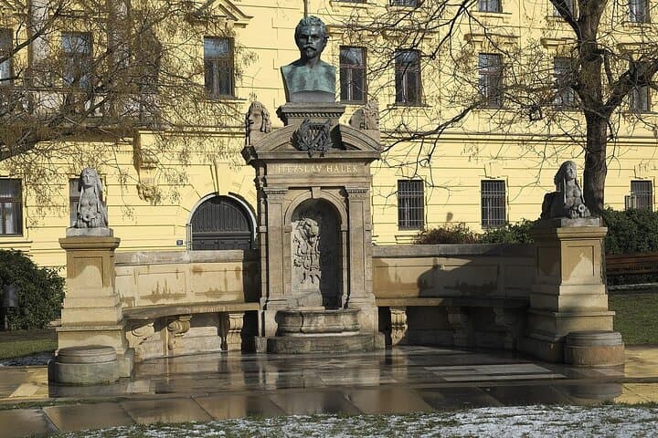 Walking Tour New Town of Prague, WWII & Communism (Tip-based)