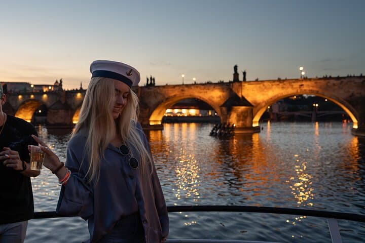 Drunken Monkey Prague Boat Party Pub Crawl: Open Bar & Club Entry