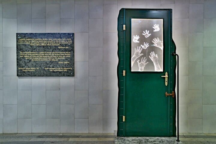 Powerfull memorial dedicated to children and parenst saved by Nicholas Winton