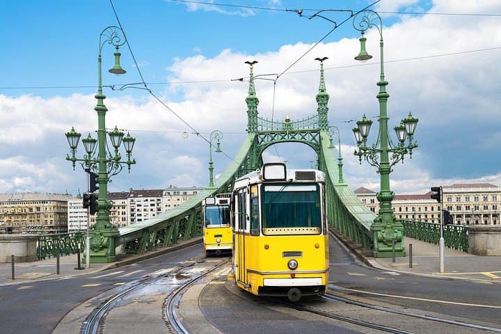 Private transfer from Prague to Budapest with 4h of Sightseeing